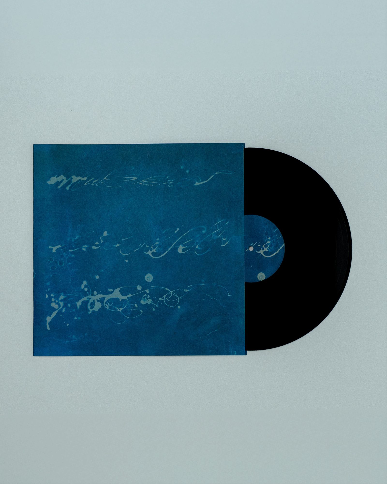 『nami』レコード。ジャケットから盤が覗いている