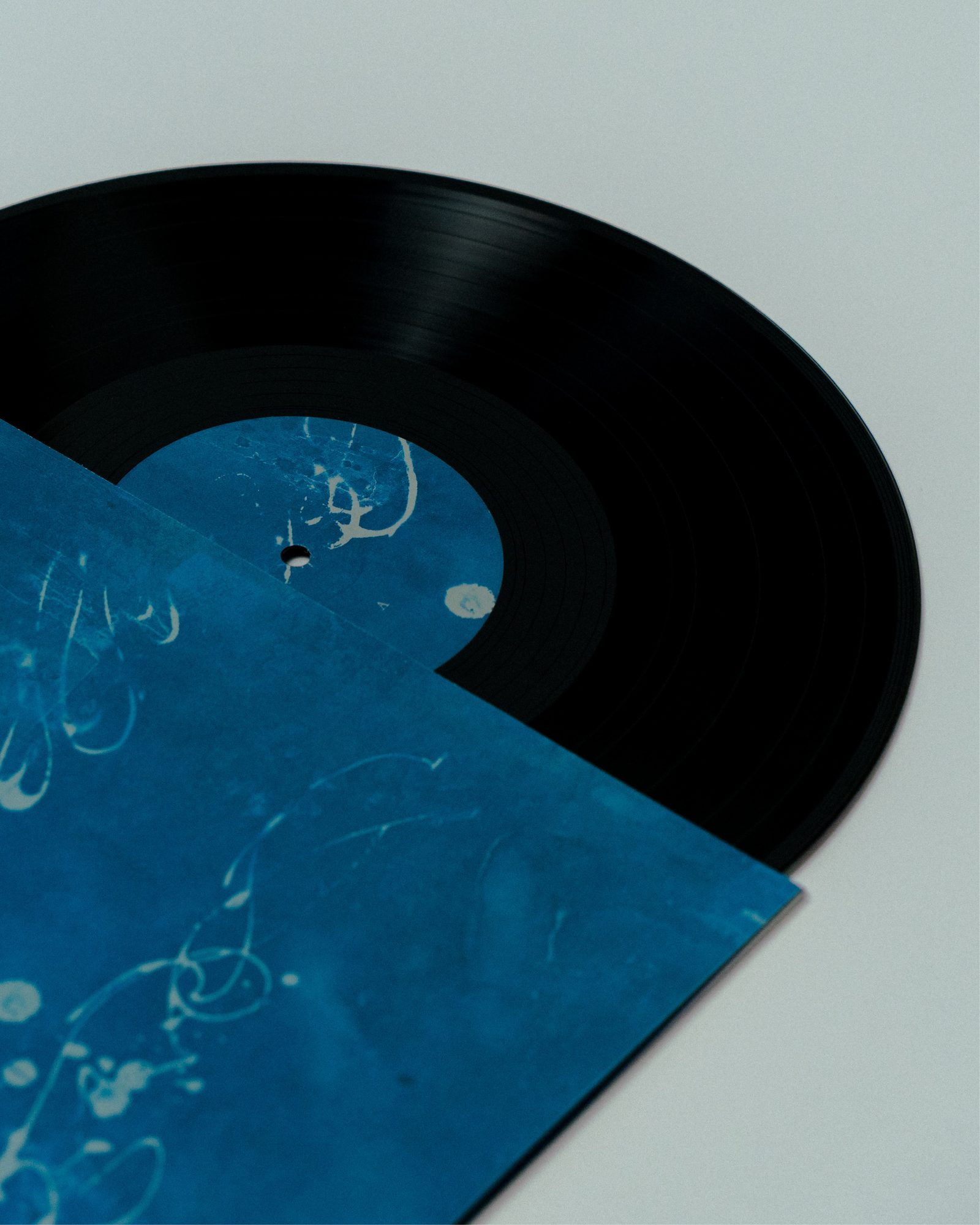 『nami』レコードの盤面とジャケットの角
